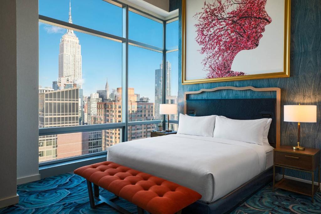 纽约Renaissance New York Chelsea Hotel的一间卧室设有一张床和一个大窗户