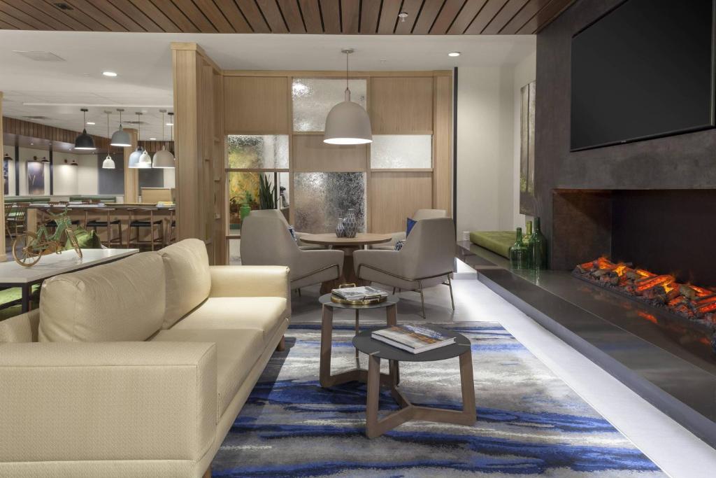 柯林斯堡Fairfield Inn & Suites by Marriott Fort Collins South的带沙发和壁炉的客厅
