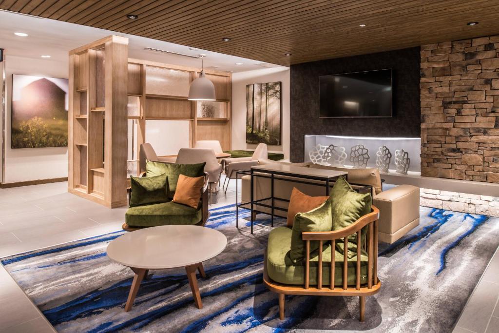 斯汤顿Fairfield Inn & Suites by Marriott Staunton的带沙发和桌子的客厅