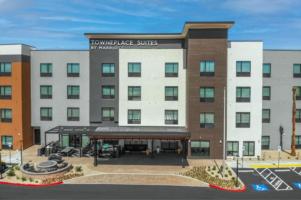 拉斯维加斯TownePlace Suites by Marriott Las Vegas North I-15的建筑物前部的 ⁇ 染