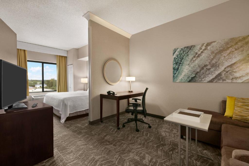 斯特灵春山杜勒斯机场套房酒店的酒店客房配有一张床和一张带电脑的书桌