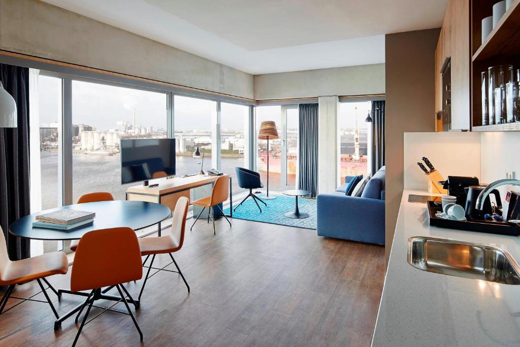 阿姆斯特丹阿姆斯特丹木材港万豪原住客栈的客厅配有桌椅和沙发