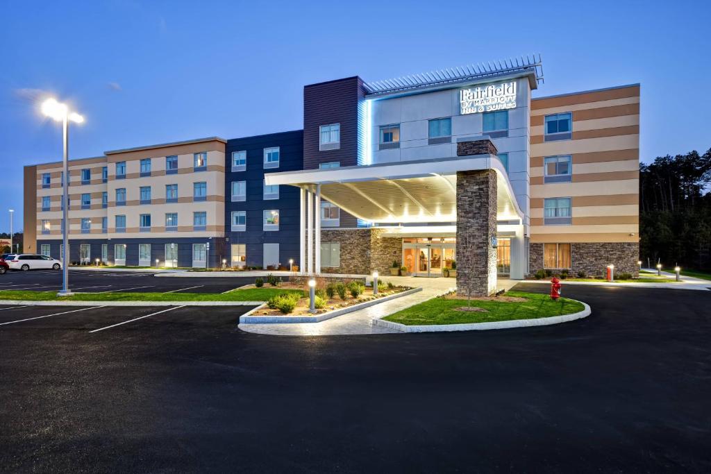 普里茅斯Fairfield Inn & Suites by Marriott Plymouth的酒店前面的一个空停车位