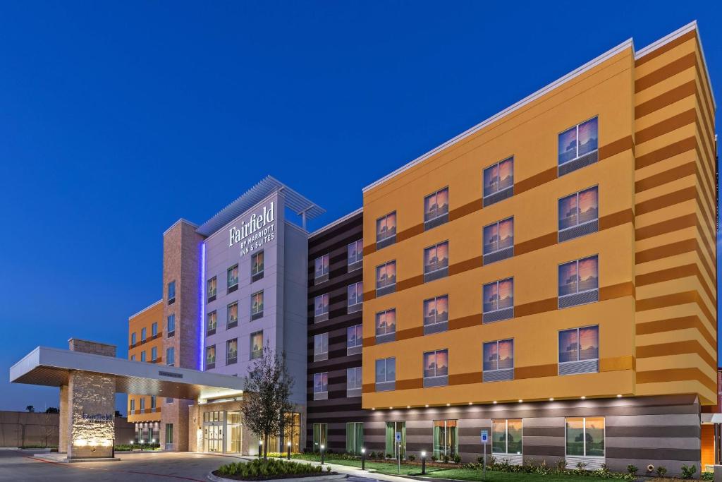 休斯顿Fairfield Inn & Suites Houston Memorial City Area的酒店外观的 ⁇ 染