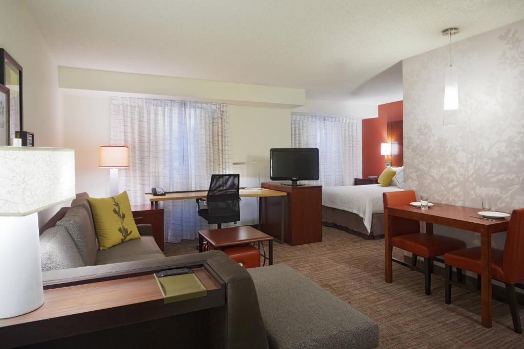 圣安东尼奥万豪圣安东尼奥市区市场原住客栈的酒店客房设有一张沙发和一张床