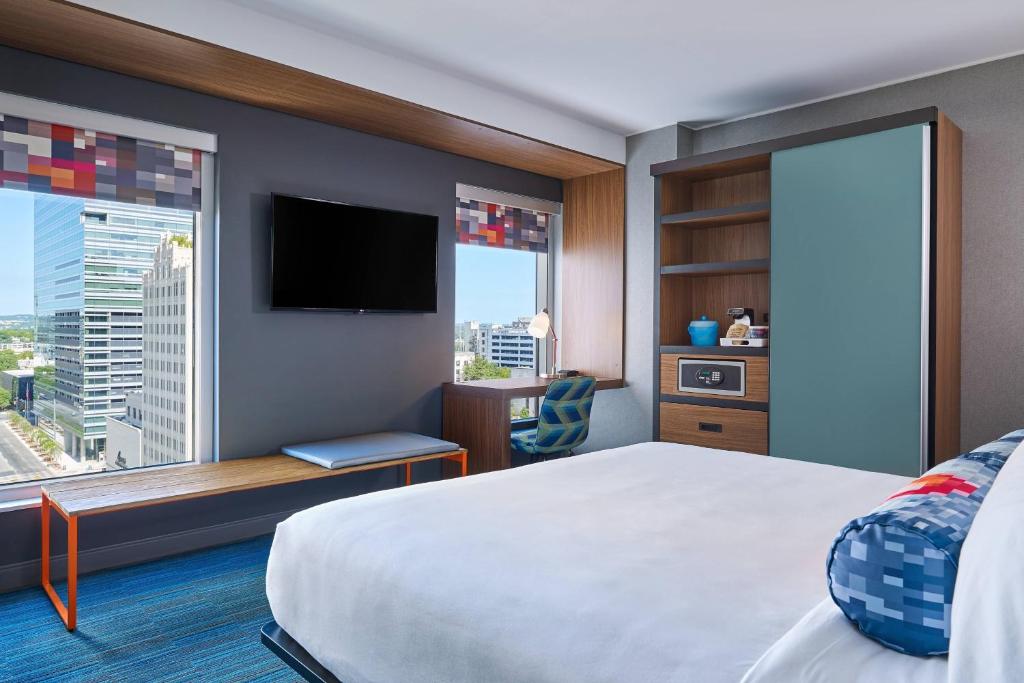 奥斯汀奥斯汀市中心雅乐轩酒店的酒店客房设有一张床和一个大窗户