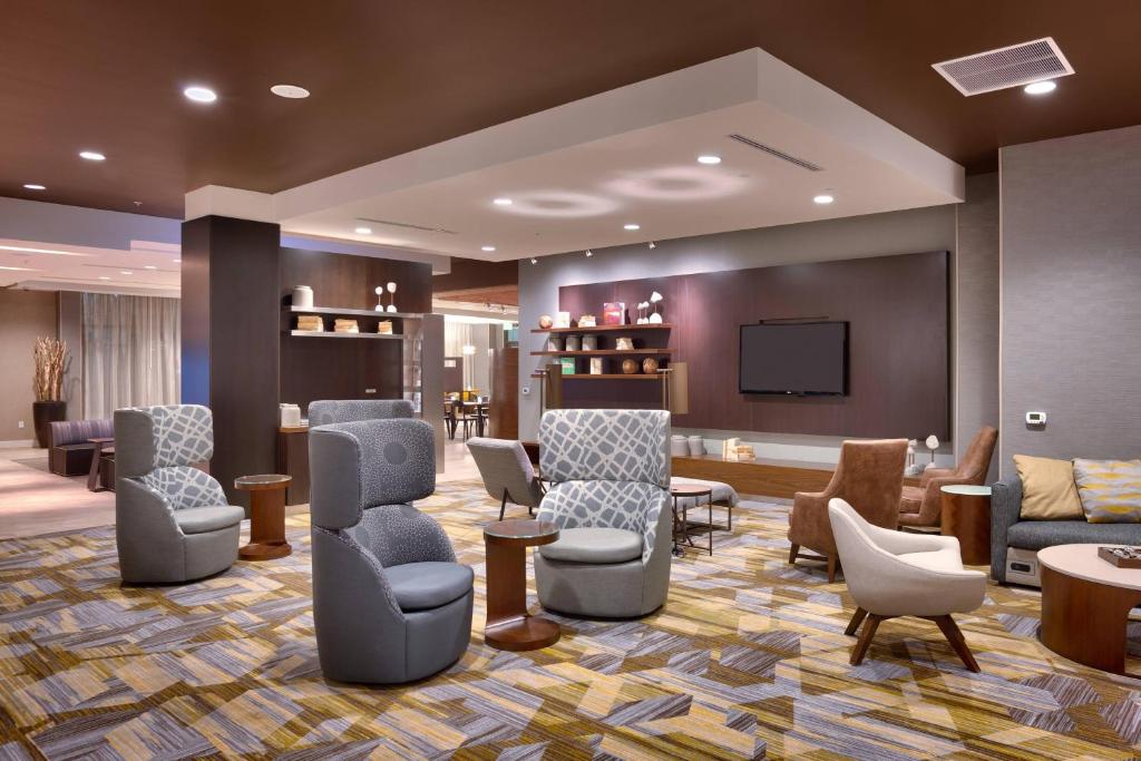 盐湖城盐湖城市中心/南万怡酒店 的一间设有椅子和平面电视的等候室