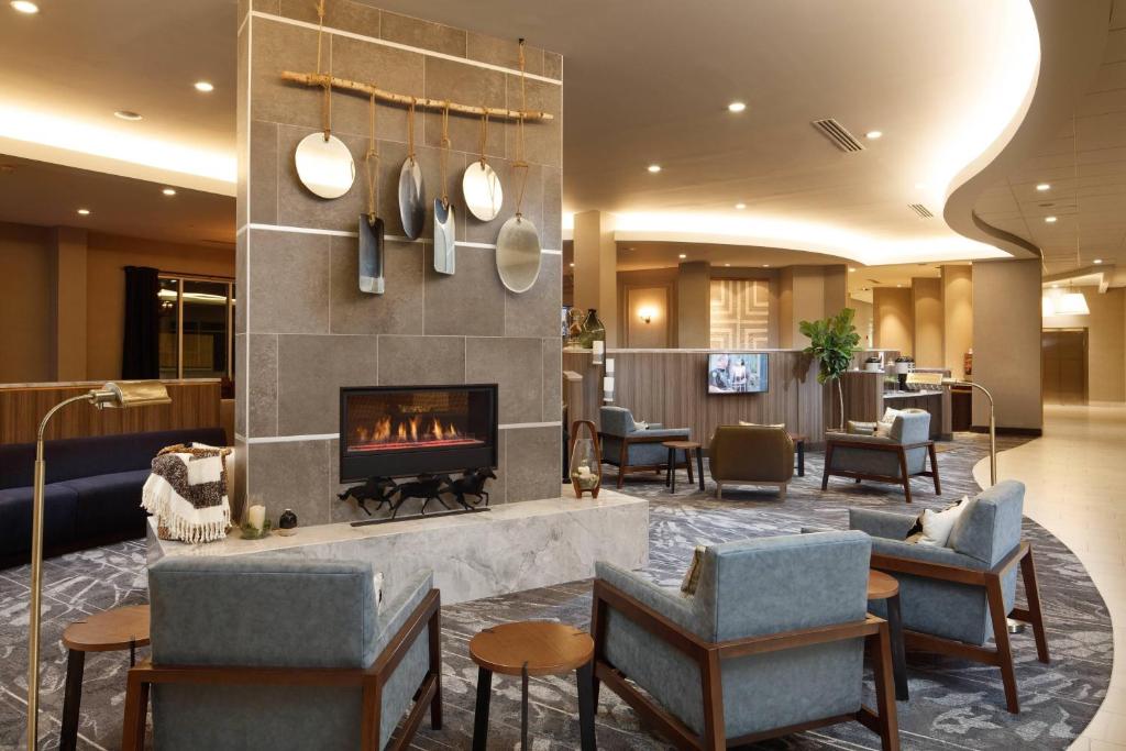 路易斯威尔Fairfield Inn & Suites By Marriott Louisville Northeast的酒店大堂设有壁炉和椅子