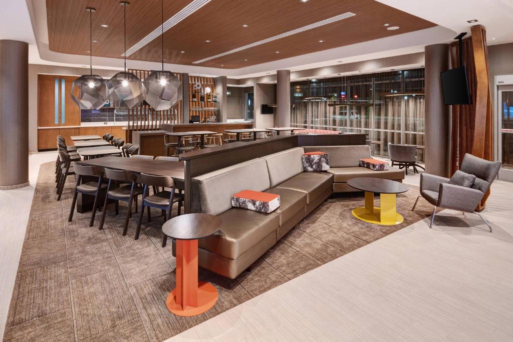 提夫顿SpringHill Suites by Marriott Tifton的一间带沙发和桌椅的餐厅