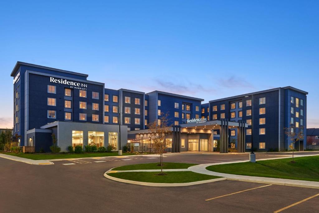 米西索加Residence Inn by Marriott Toronto Mississauga Southwest的一座大型蓝色建筑,设有停车场