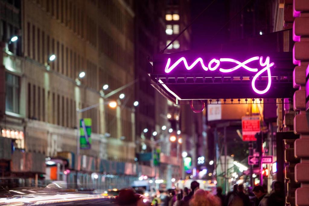 纽约慕奇夕时代广场酒店的夜幕降临的城市街道