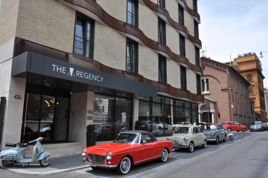 罗马The Regency, Rome, a Tribute Portfolio Hotel的停在大楼前的红色汽车