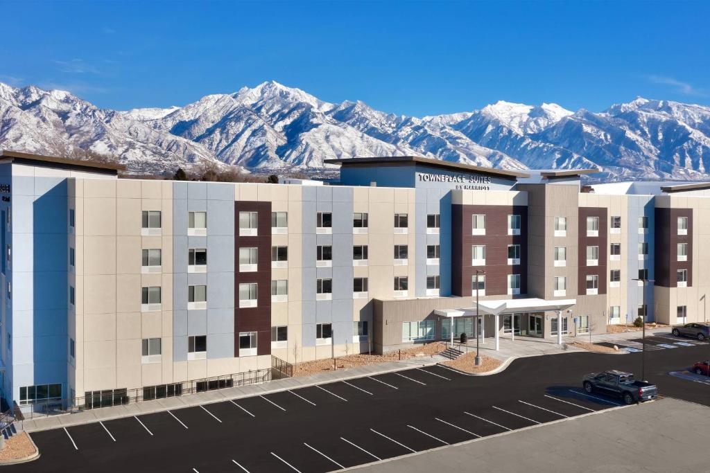 穆雷TownePlace Suites Salt Lake City Murray的山地酒店 ⁇ 染的背景