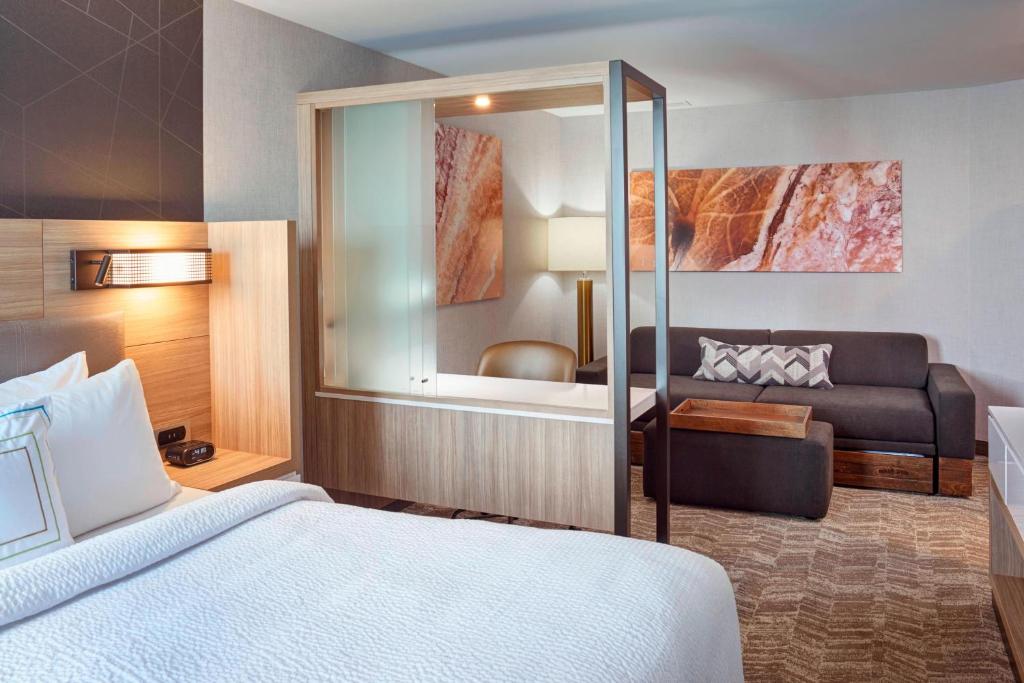 格兰维尔SpringHill Suites by Marriott Grand Rapids West的酒店客房,配有床和沙发