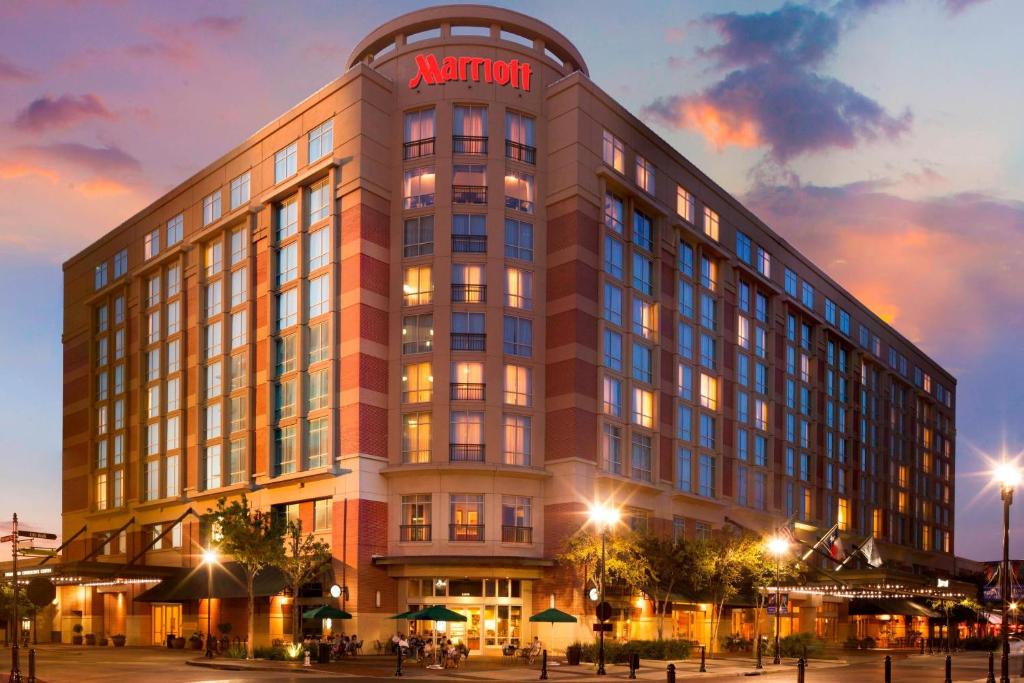 舒格兰Houston Marriott Sugar Land的酒店大楼的顶部有马提尼标志