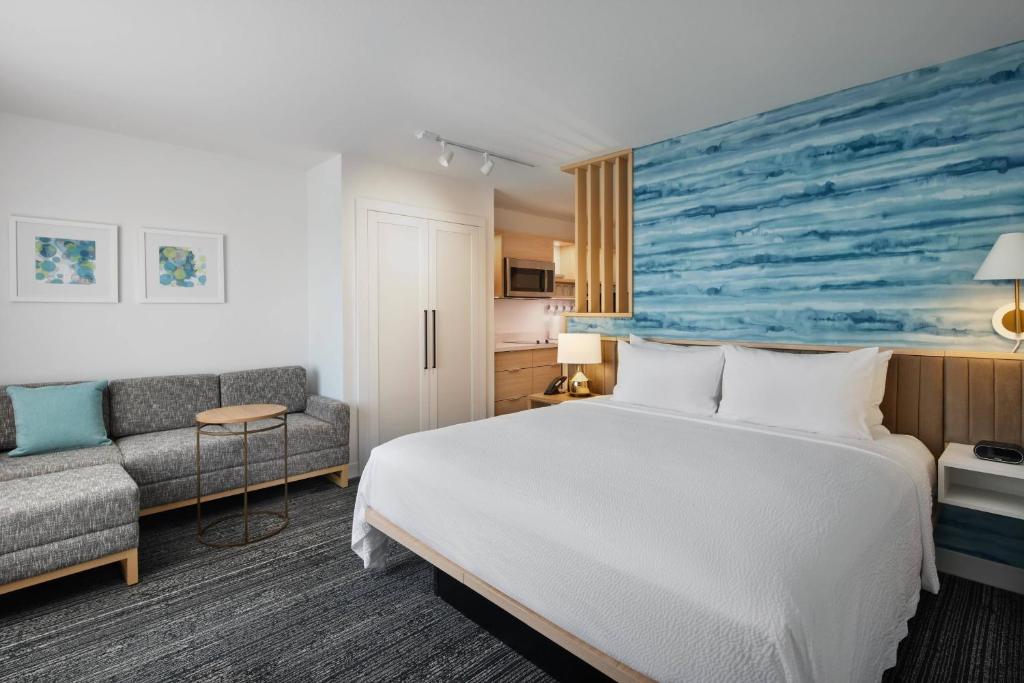 坦帕TownePlace Suites by Marriott Tampa Casino Area的酒店客房,配有床和沙发