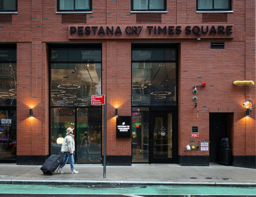 纽约Pestana CR7 Times Square的商店前人行道上的人