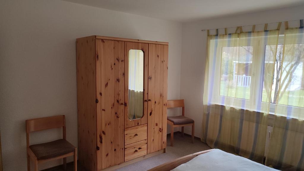巴特布吕克瑙Leimbach的一间卧室配有木制橱柜和镜子