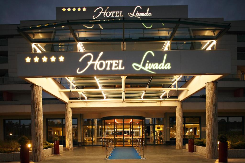 摩拉瓦托普利采利华达名誉酒店 - 特姆3000 - 萨瓦酒店及度假村的酒店大堂设有读取酒店Ludida的标志