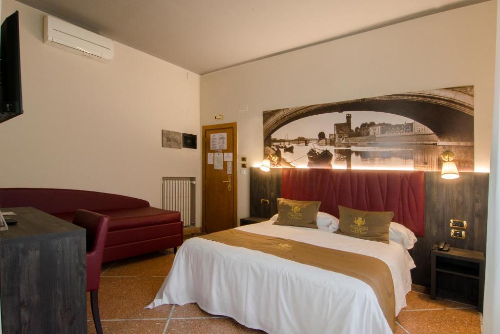 比萨玛丽亚酒店的酒店客房,配有床和沙发