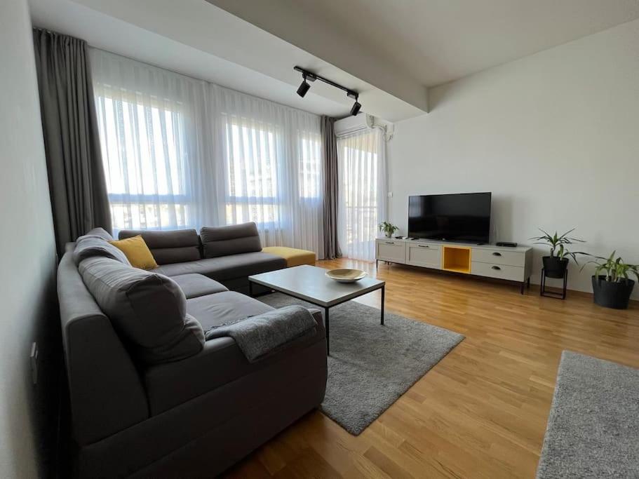 斯科普里Skopje LEKS apartment的带沙发和电视的客厅