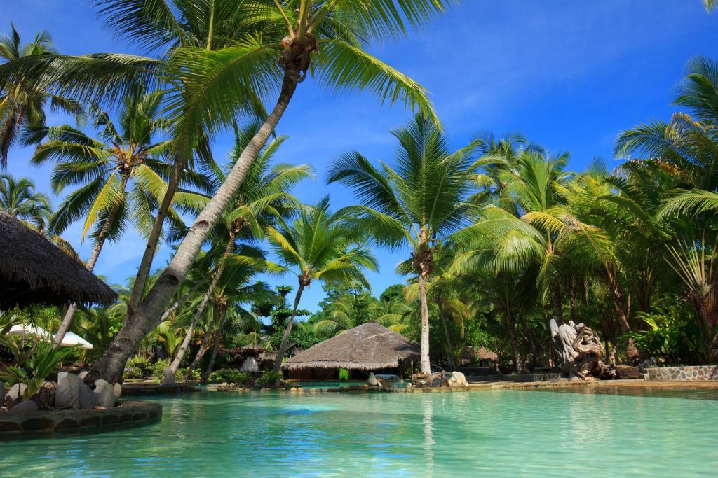 Ambaro拉文萨拉疗养酒店的棕榈树度假村的游泳池