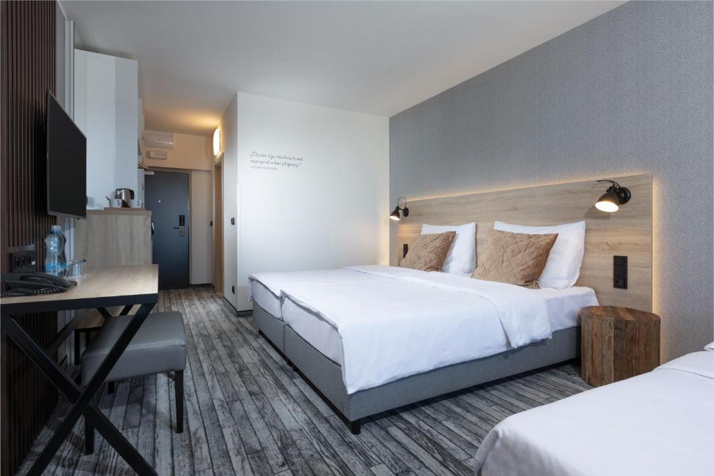 泽勒兹纳·鲁达OREA Resort Horizont Šumava的酒店客房配有两张床和一张书桌