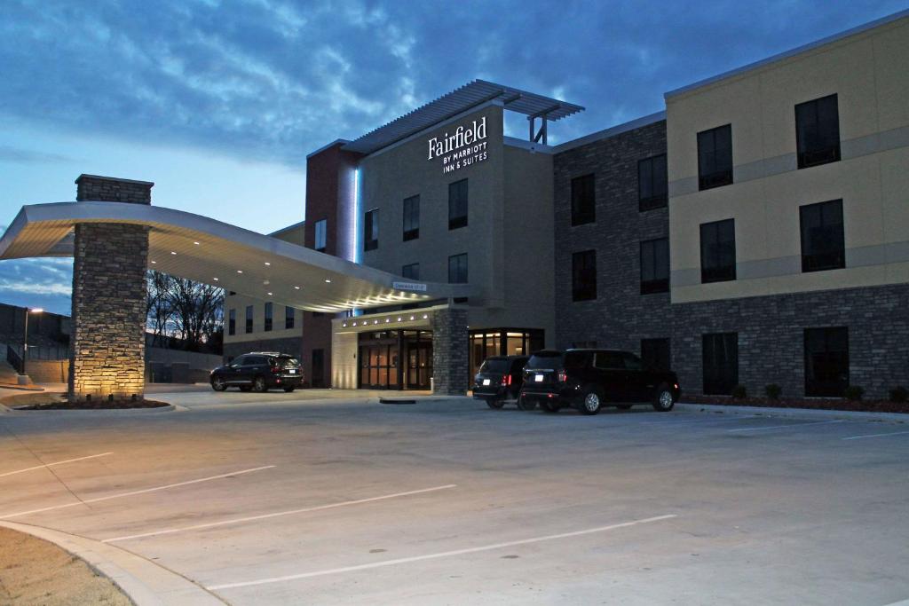 圣路易斯Fairfield by Marriott Inn & Suites St Louis South的停车场内有停车位的建筑物