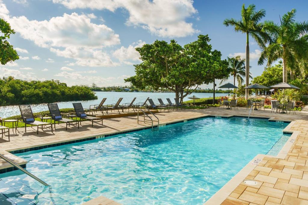 马拉松Fairfield by Marriott Inn & Suites Marathon Florida Keys的一个带椅子的游泳池,享有水景