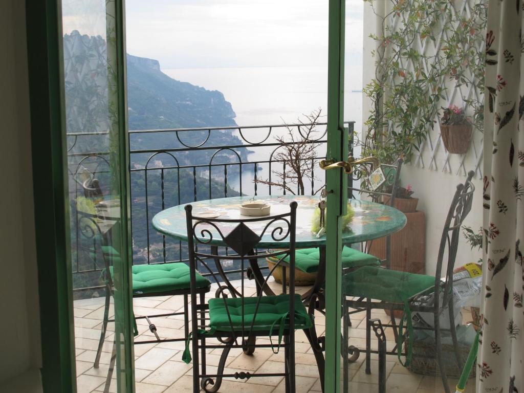 拉维罗Torre del Sogno的美景阳台配有桌椅