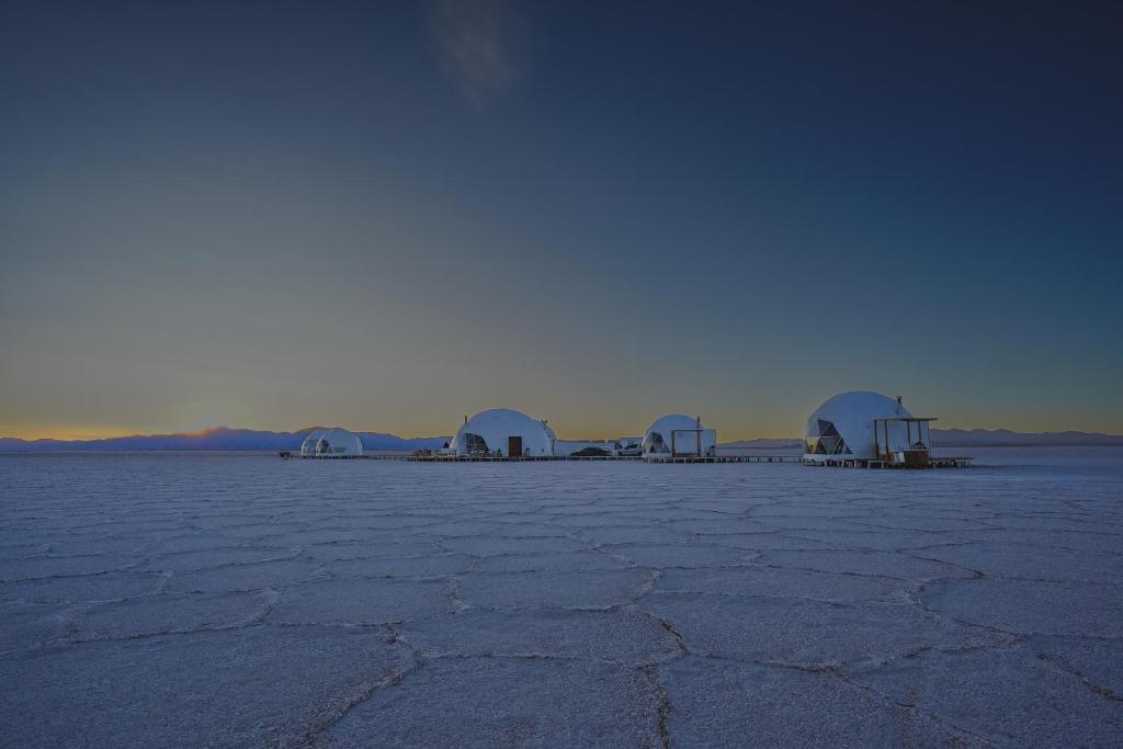 Salinas Grandes Jujuy - Pristine Luxury Camp的沙漠中间有圆顶建筑的大田