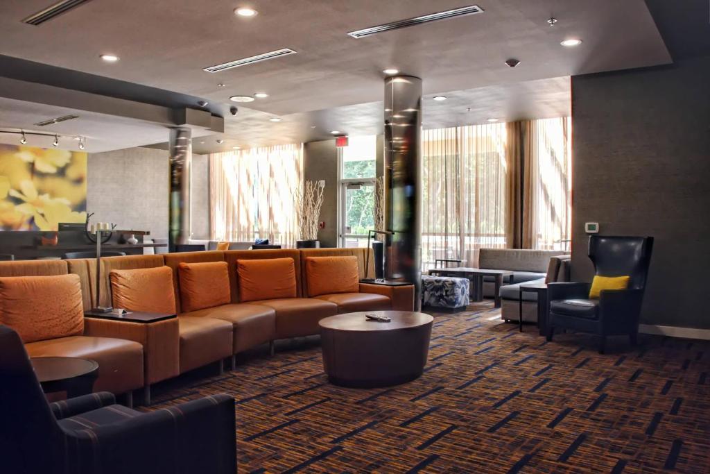 本赛霖姆费城本萨勒万怡酒店的一个带沙发和椅子的大堂和一间酒吧