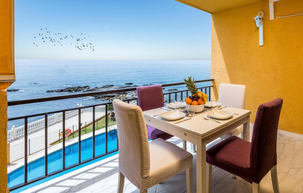 Benalmadena CostaSurf house的海景用餐室