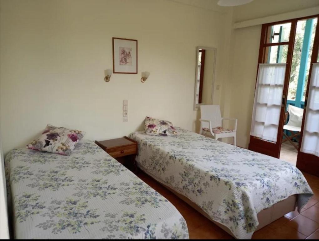 阿约斯尼奇塔斯Argo rooms的一间卧室设有两张床和窗户。