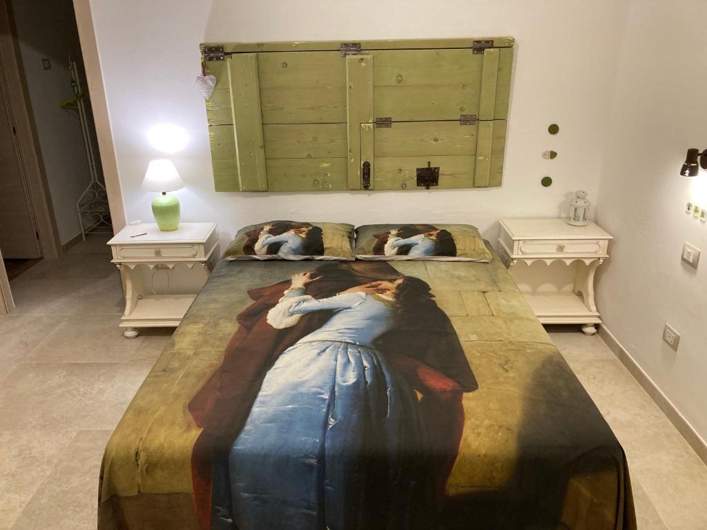 莫诺波利Il Casale Di Kevin的一间卧室配有两张床,墙上挂着一幅画