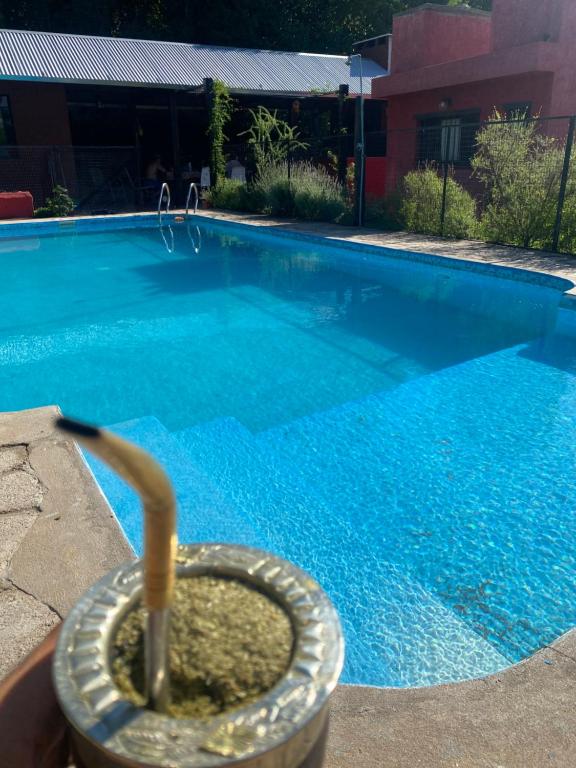 科尔多瓦Casita de las sierras的游泳池里有一个水管从里面出来