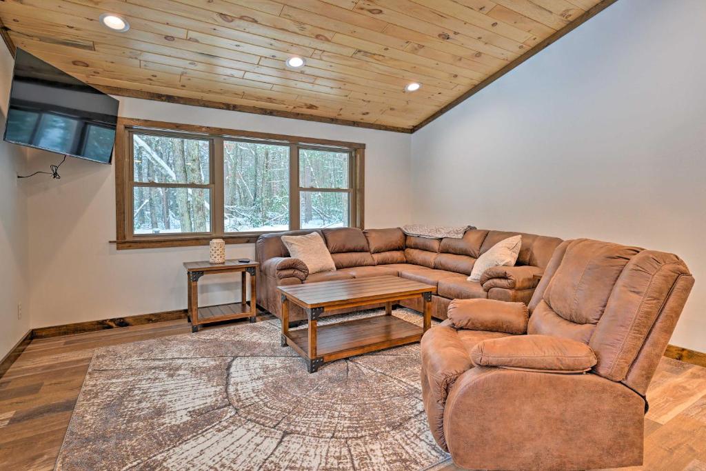 HatfieldVacation Rental Cabin Near Lake Arbutus!的客厅配有沙发和桌子