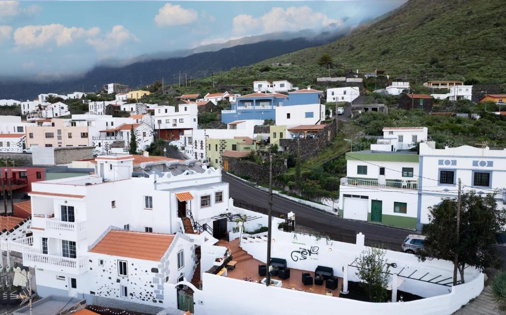 Los LlanillosGeko Hotels的享有以山脉为背景的小镇美景。