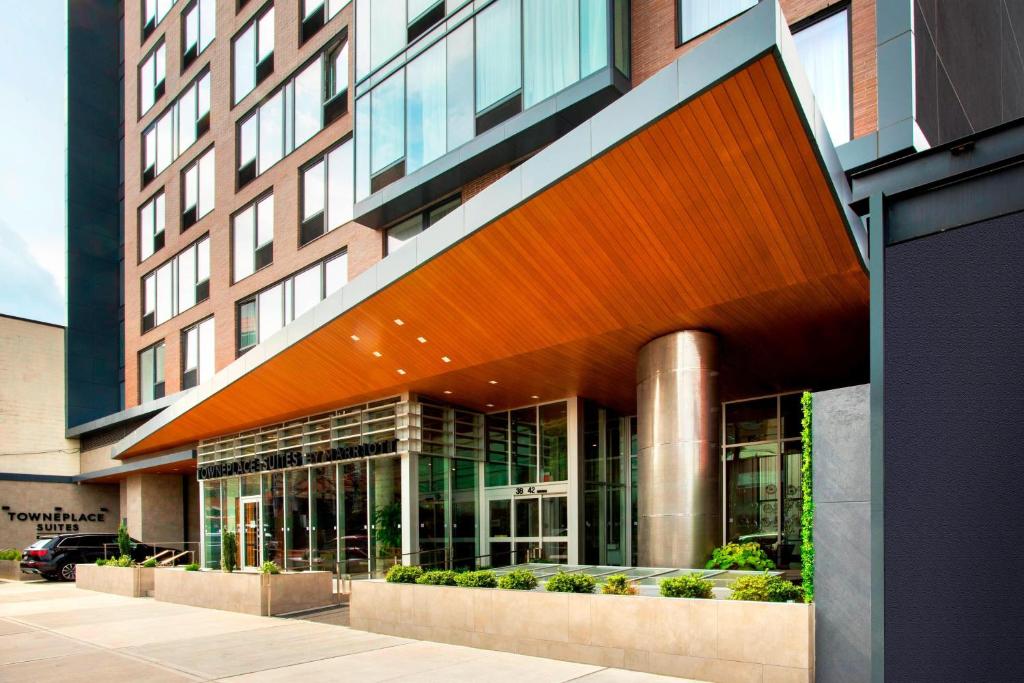 皇后区TownePlace Suites by Marriott New York Long Island City的一座大型建筑,设有大型玻璃建筑