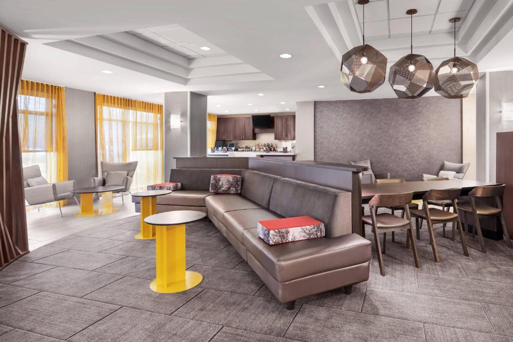 休斯顿休斯顿霍比机场春季山丘套房酒店的客厅配有沙发和桌子