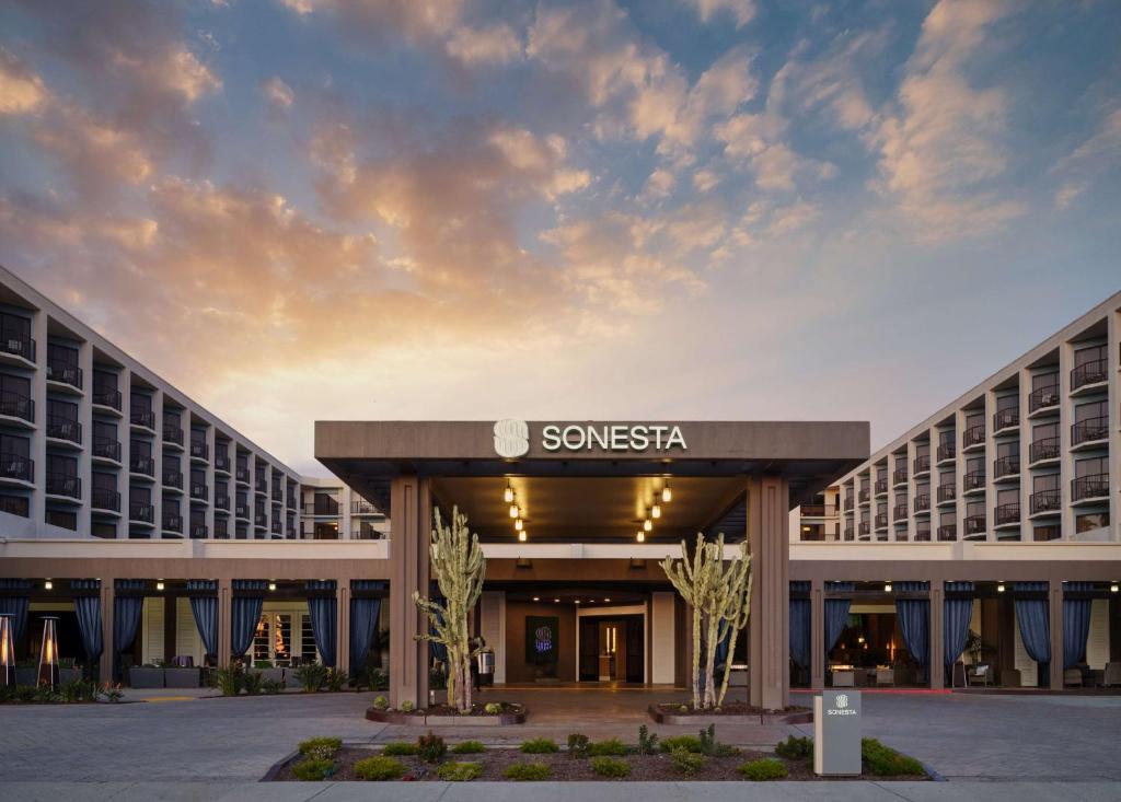 雷东多海滩Sonesta Redondo Beach and Marina的进入酒店入口的 ⁇ 染