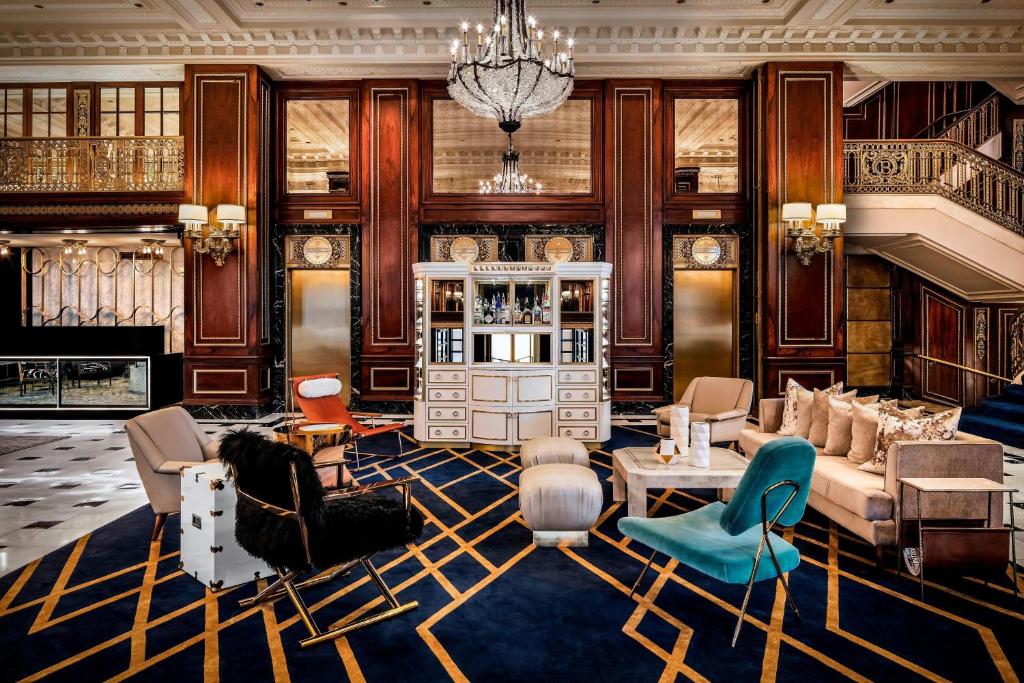 芝加哥布雷克斯通奥图系列酒店的大型客厅配有家具和吊灯