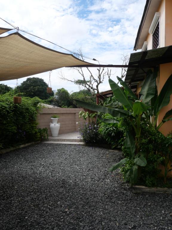 利伯维尔Résidence Canopée的花园设有带大遮阳伞的庭院。