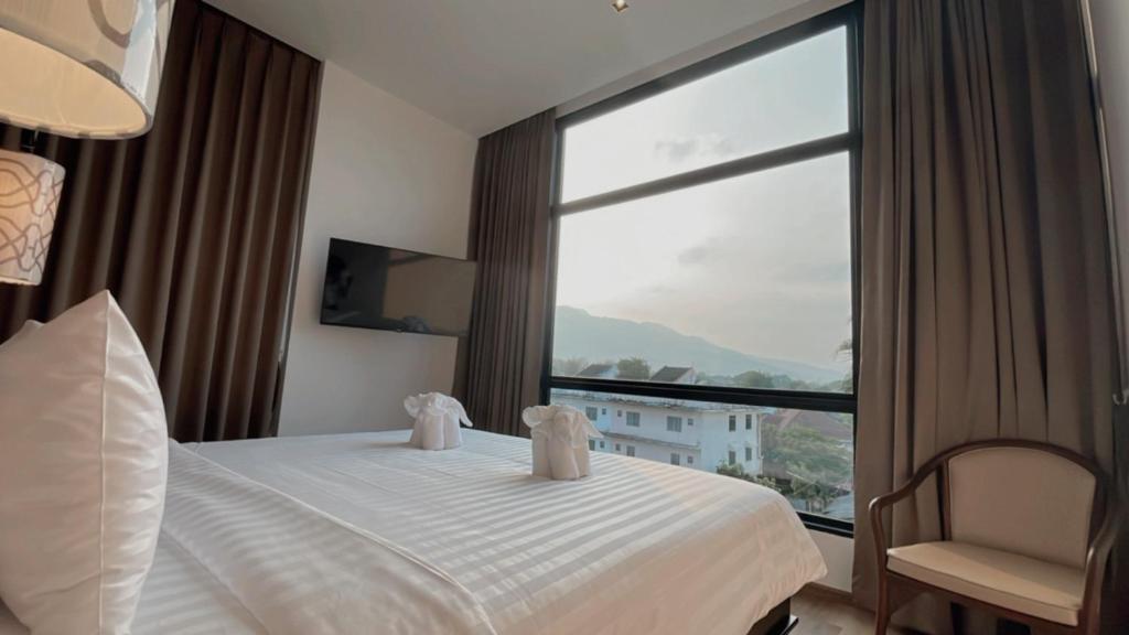 清迈Sareeviengping Hotel Chiangmai的酒店客房设有一张床和一个大窗户