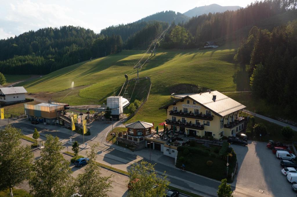 米特尔巴赫Gasthof zum Sessellift的享有带滑雪缆车的度假胜地的空中景致
