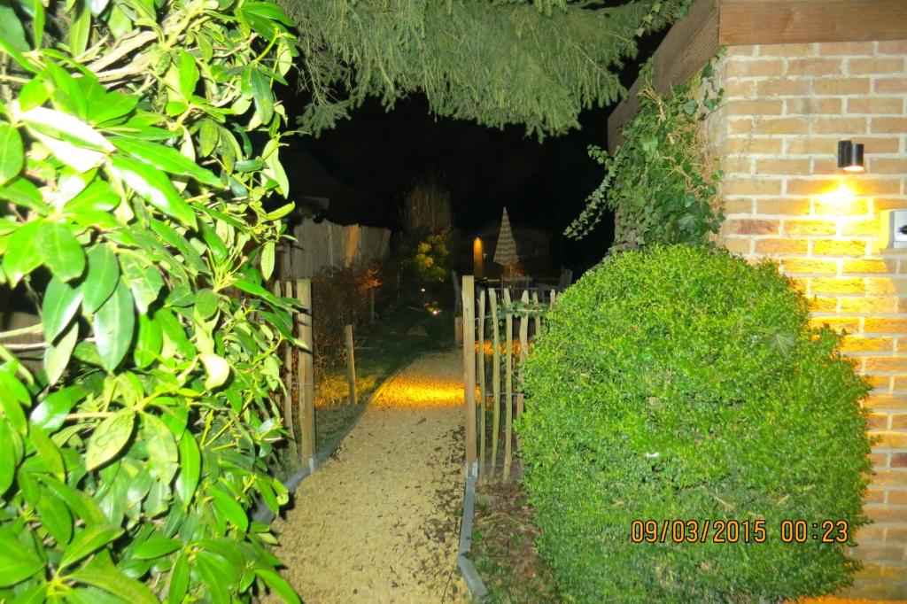 Brecht和谐度假屋的一座带门和砖砌建筑的花园