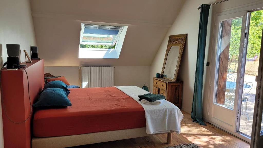 Agape Bed et Bien-être的一间卧室设有一张床和一个窗口