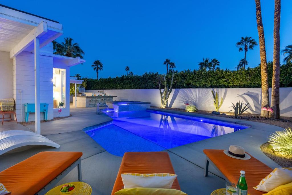 棕榈泉For The Record的一座房子后院的游泳池