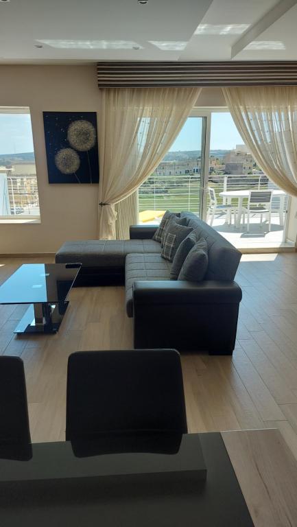 KerċemTrilogy, Ample Penthouse, Gozo的客厅配有沙发和桌子