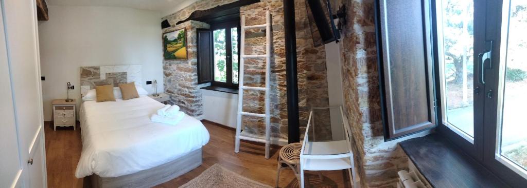SerantesCasa Bagaro的一间卧室设有一张床和石墙